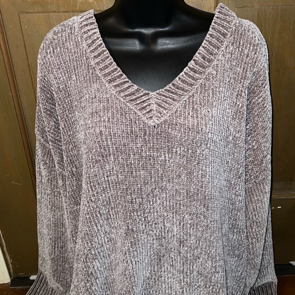 Zenana Outfitters Gray Brown Plush Cozy Long Sleeve V Neck Ribbed Sweater Size M - Picture 3 of 8